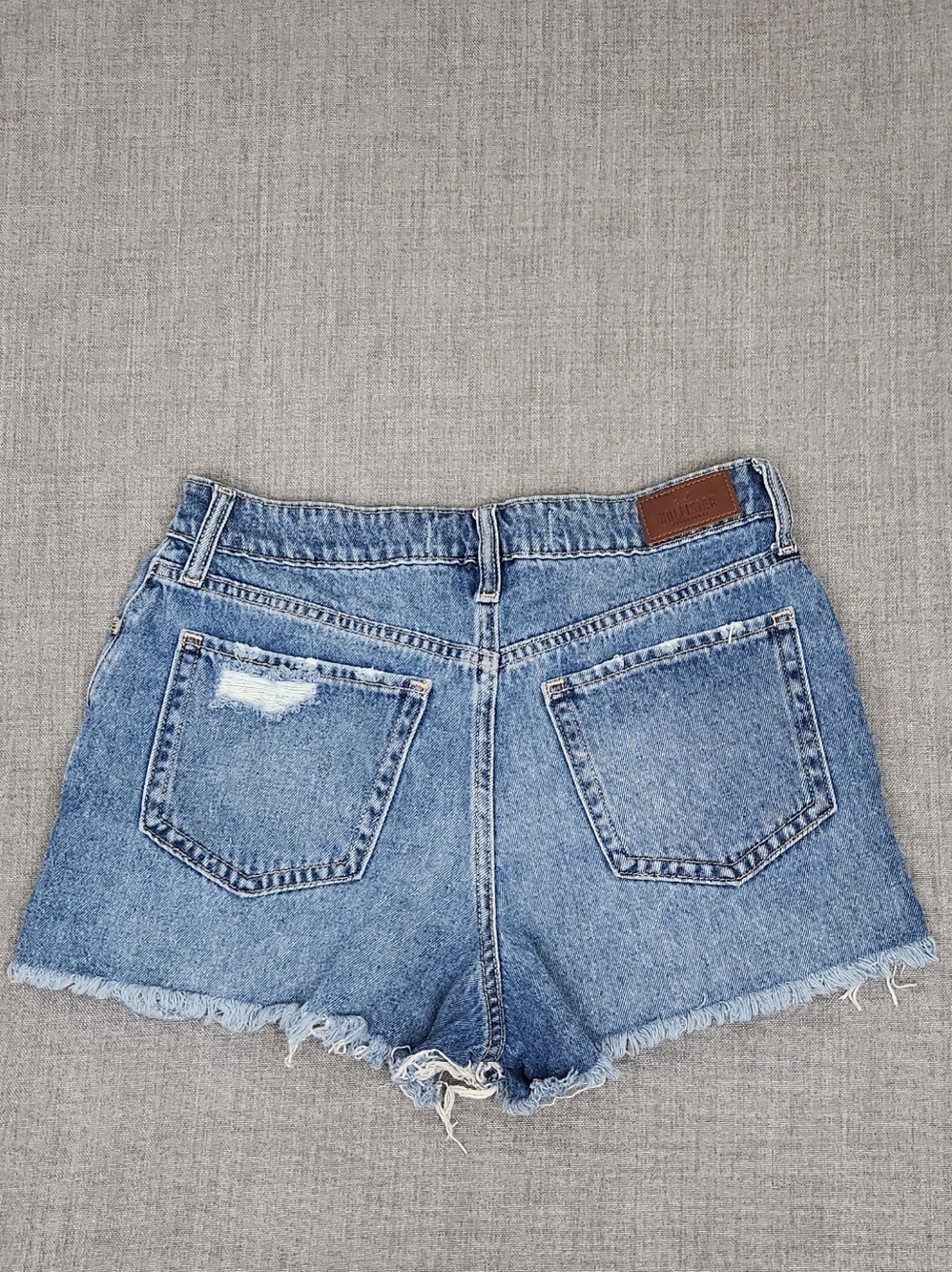Hollister Ultra High-Rise Vintage Relaxed Mom Distressed Style Short. 100%Cotton - Picture 3 of 8
